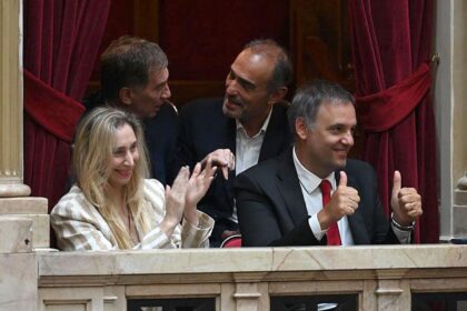 Karina Milei prepara respaldo a Manuel Adorni durante un recorrido oficial por el yacimiento de Vaca Muerta