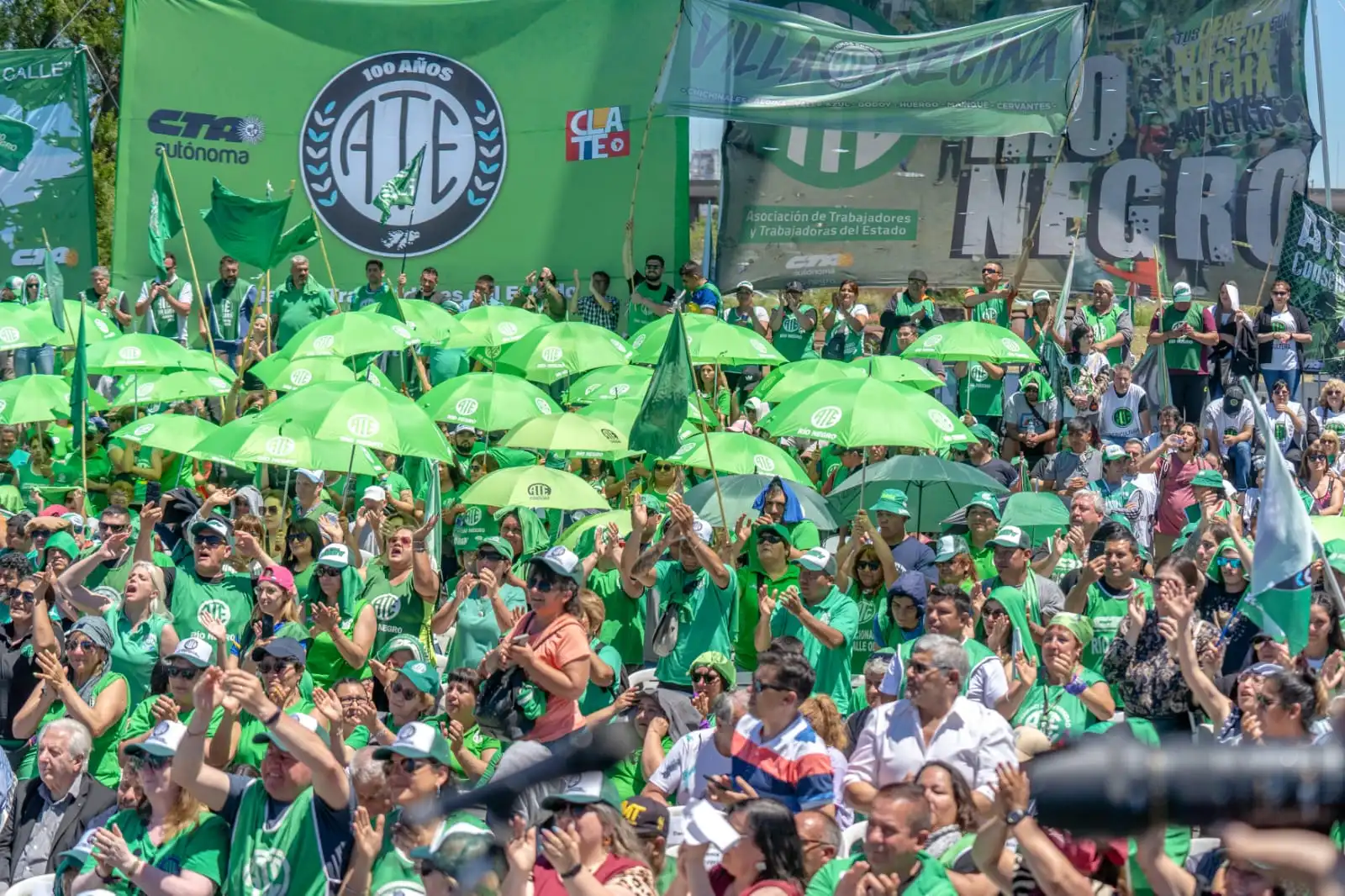 Manifestación de trabajadores de ATE denunciando el conflicto en sector público y pidiendo paritarias urgentes.