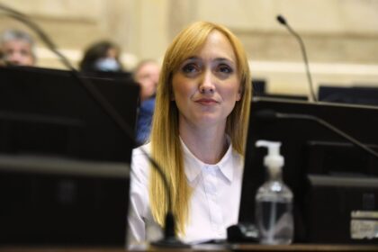 Legisladoras de la oposición debatiendo sobre la transparencia en los créditos del Banco Nación otorgados a funcionarios.