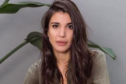 Andrea Rincón opinando sobre el polémico estilo de Lionel Messi en un programa de streaming