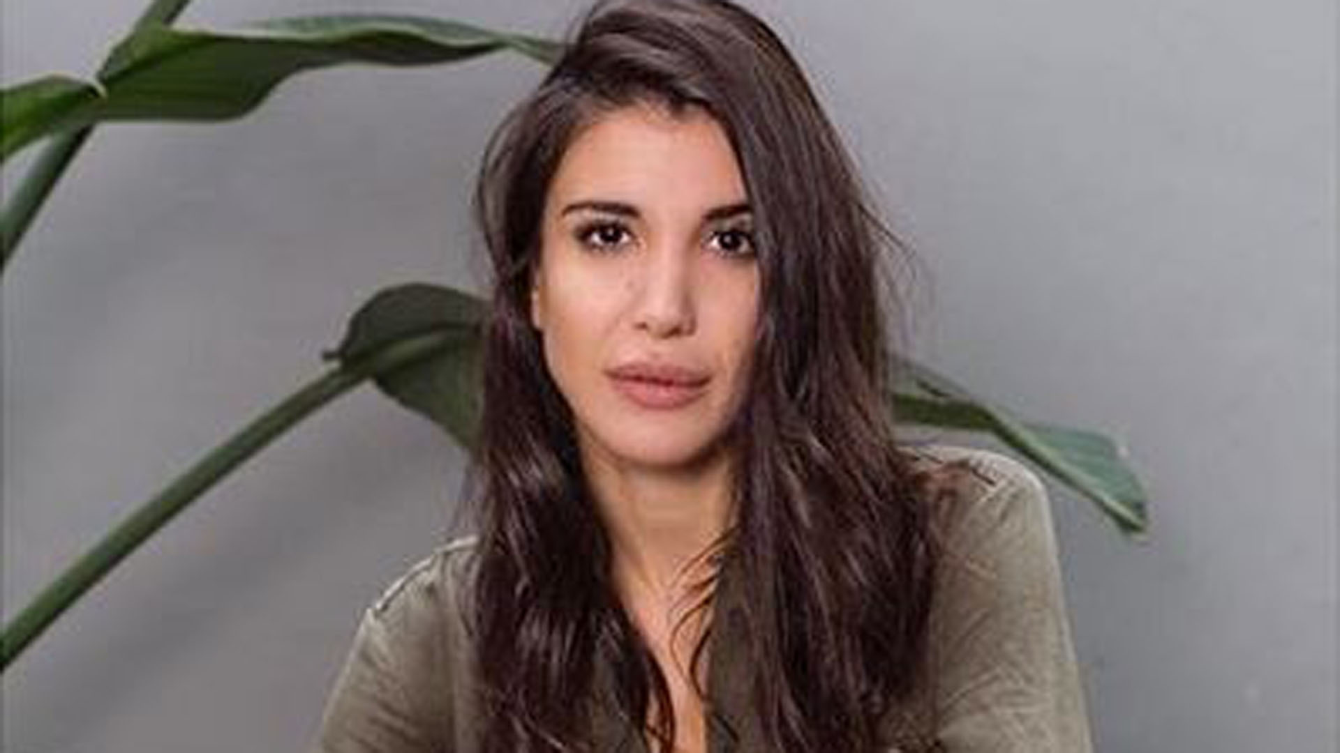 Andrea Rincón opinando sobre el polémico estilo de Lionel Messi en un programa de streaming