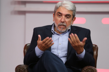 El dirigente peronista durante las declaraciones de Aníbal Fernández sobre la actualidad nacional.