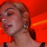 Primer plano expresivo durante el descargo de Anna del Boca frente a las cámaras de televisión argentina.