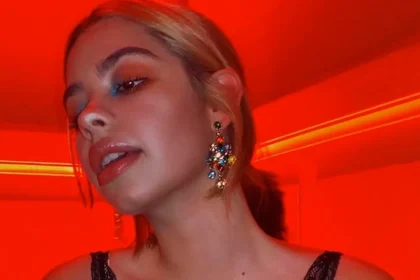 Primer plano expresivo durante el descargo de Anna del Boca frente a las cámaras de televisión argentina.