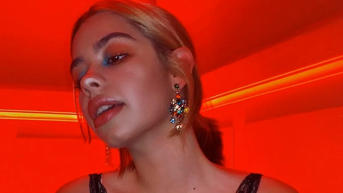 Primer plano expresivo durante el descargo de Anna del Boca frente a las cámaras de televisión argentina.