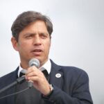 Gobernador Axel Kicillof analizando la gestión económica y social actual en Argentina