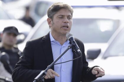 El gobernador bonaerense Axel Kicillof lidera intención de voto opositora en un acto político reciente.