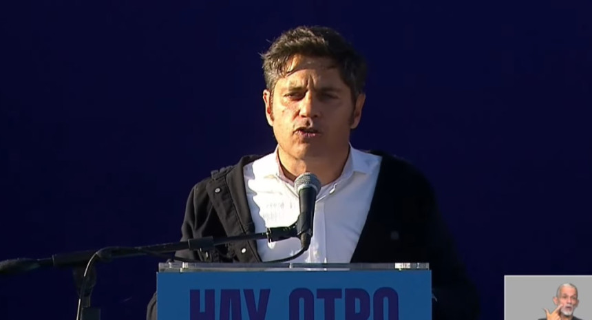 Gobernador Axel Kicillof encabezando un acto político sobre las próximas elecciones presidenciales