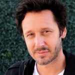 Benjamín Vicuña posando durante su escapada al sur argentino con paisajes de montaña de fondo