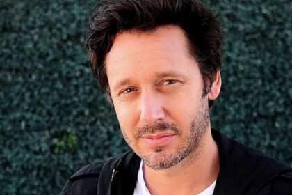 Benjamín Vicuña posando durante su escapada al sur argentino con paisajes de montaña de fondo