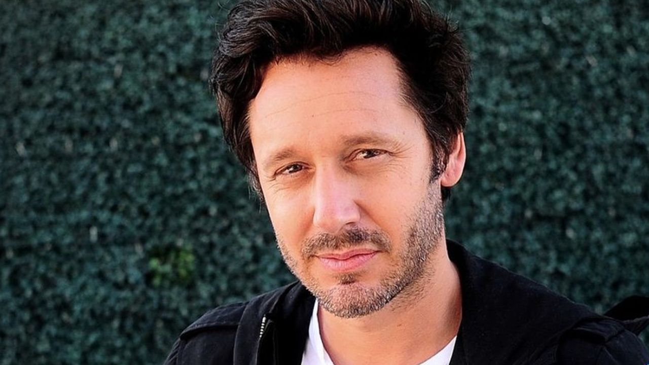 Benjamín Vicuña posando durante su escapada al sur argentino con paisajes de montaña de fondo