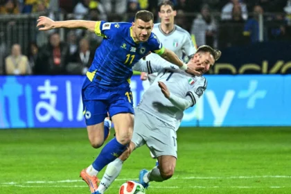 Jugadores de la selección italiana lamentando el histórico fracaso de Italia tras quedar eliminados por Bosnia