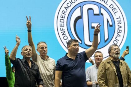 Dirigentes de la CGT en conferencia de prensa anunciando la movilización para el 30 de abril hacia Plaza de Mayo.
