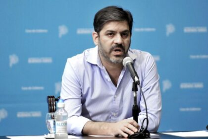 Carlos Bianco brindando declaraciones sobre la polarización entre peronismo o Milei hoy en Argentina