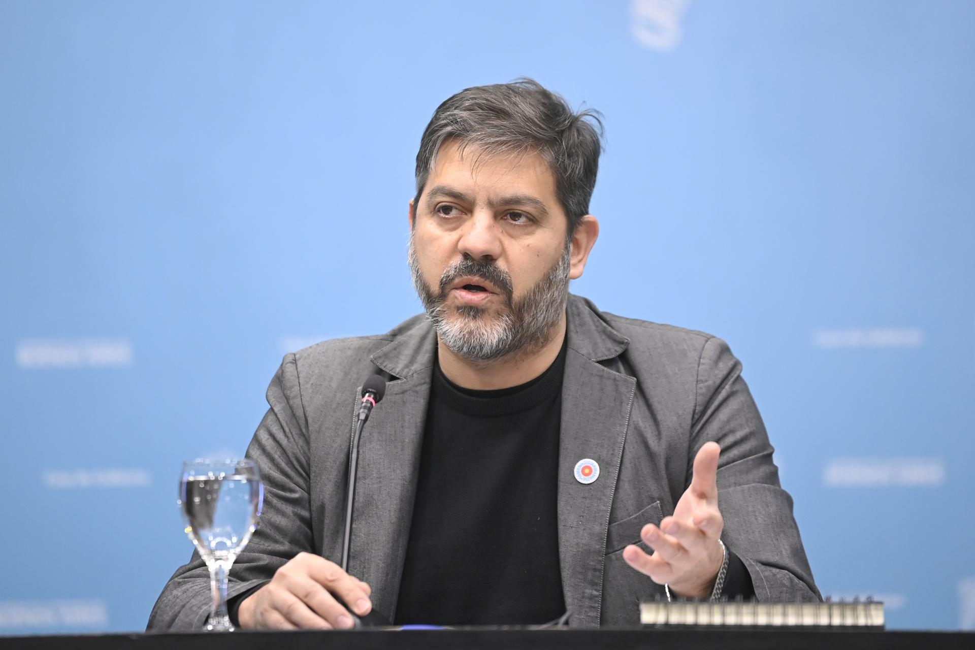 Carlos Bianco brindando definiciones sobre la interna del peronismo y Kicillof