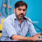 Carlos Bianco en conferencia de prensa hablando sobre las contradicciones del Gobierno de Javier Milei y el Banco Nación.