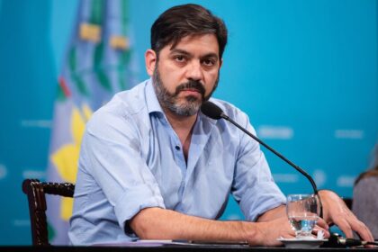 Carlos Bianco en conferencia de prensa hablando sobre las contradicciones del Gobierno de Javier Milei y el Banco Nación.