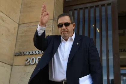 Carlos Maslatón analizando en televisión el plan económico de Milei y la gestión de Luis Caputo