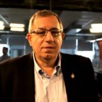 Carlos Maslatón analizando el peligro de fundición nacional en una entrevista radial sobre economía