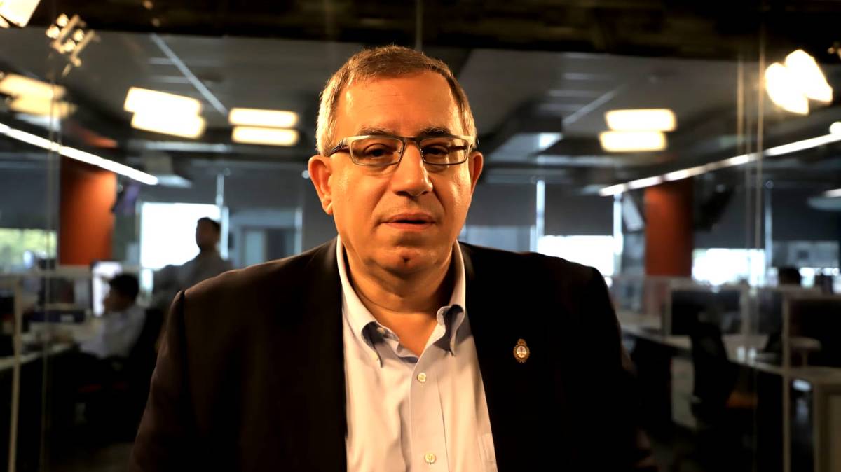 Carlos Maslatón analizando el peligro de fundición nacional en una entrevista radial sobre economía