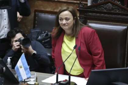 Cecilia Moreau brindando declaraciones sobre la investigación judicial y el patrimonio de Manuel Adorni.