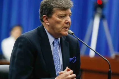 César Milani disertando en el Instituto Patria sobre el futuro de las Fuerzas Armadas