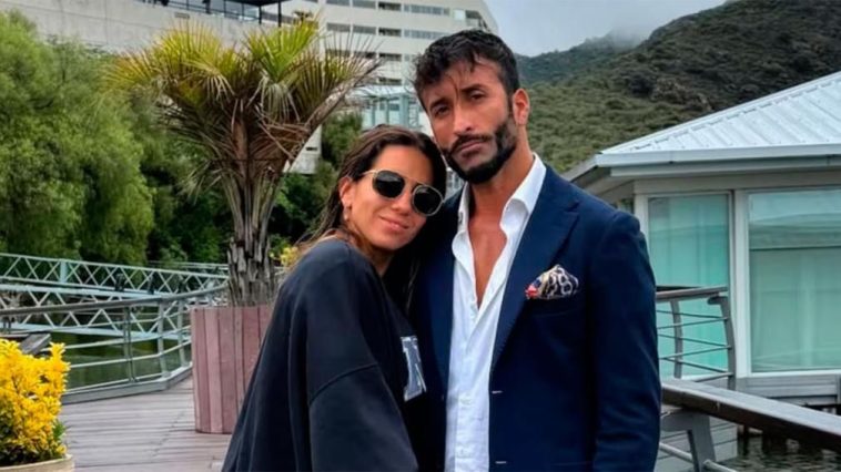 Roberto Castillo en televisión realizando la defensa de Cinthia Fernández ante las cámaras