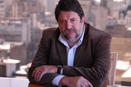 Claudio Lozano explica las irregularidades en los créditos hipotecarios del Banco Nación durante una entrevista televisiva.