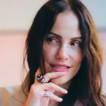 Connie Ansaldi gesticulando mientras explica por qué considera que este es el peor Gran Hermano en una entrevista.