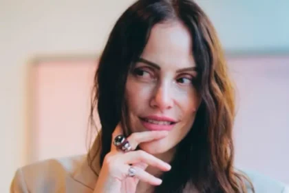 Connie Ansaldi gesticulando mientras explica por qué considera que este es el peor Gran Hermano en una entrevista.