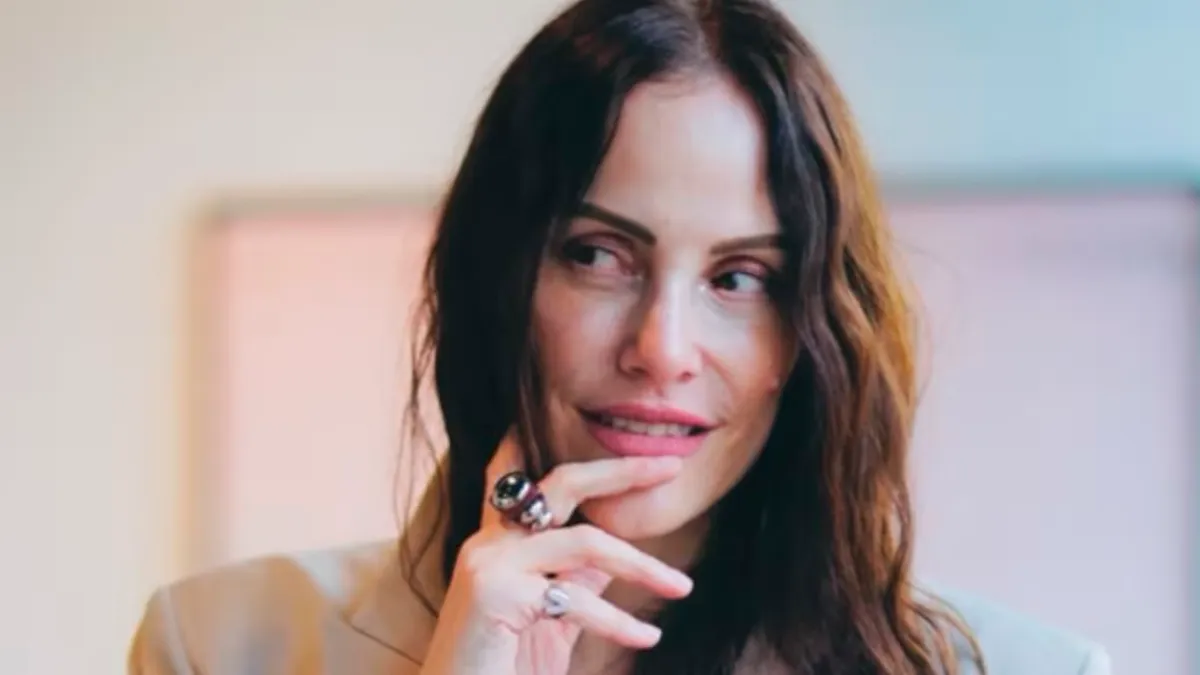 Connie Ansaldi gesticulando mientras explica por qué considera que este es el peor Gran Hermano en una entrevista.