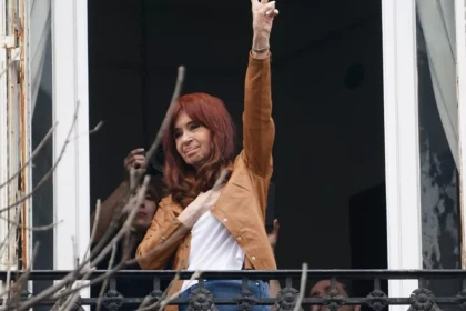 Militantes de La Cámpora en un acto pidiendo romper la proscripción de Cristina Kirchner
