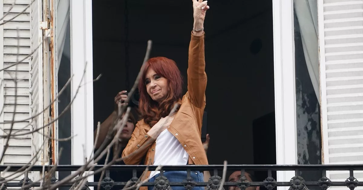 Militantes de La Cámpora en un acto pidiendo romper la proscripción de Cristina Kirchner