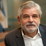 Daniel Filmus brindando declaraciones sobre el cientificidio por el recorte en el sistema científico nacional