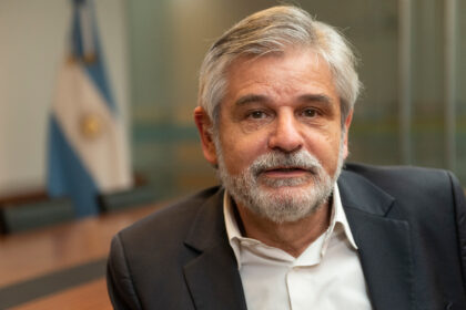 Daniel Filmus brindando declaraciones sobre el cientificidio por el recorte en el sistema científico nacional