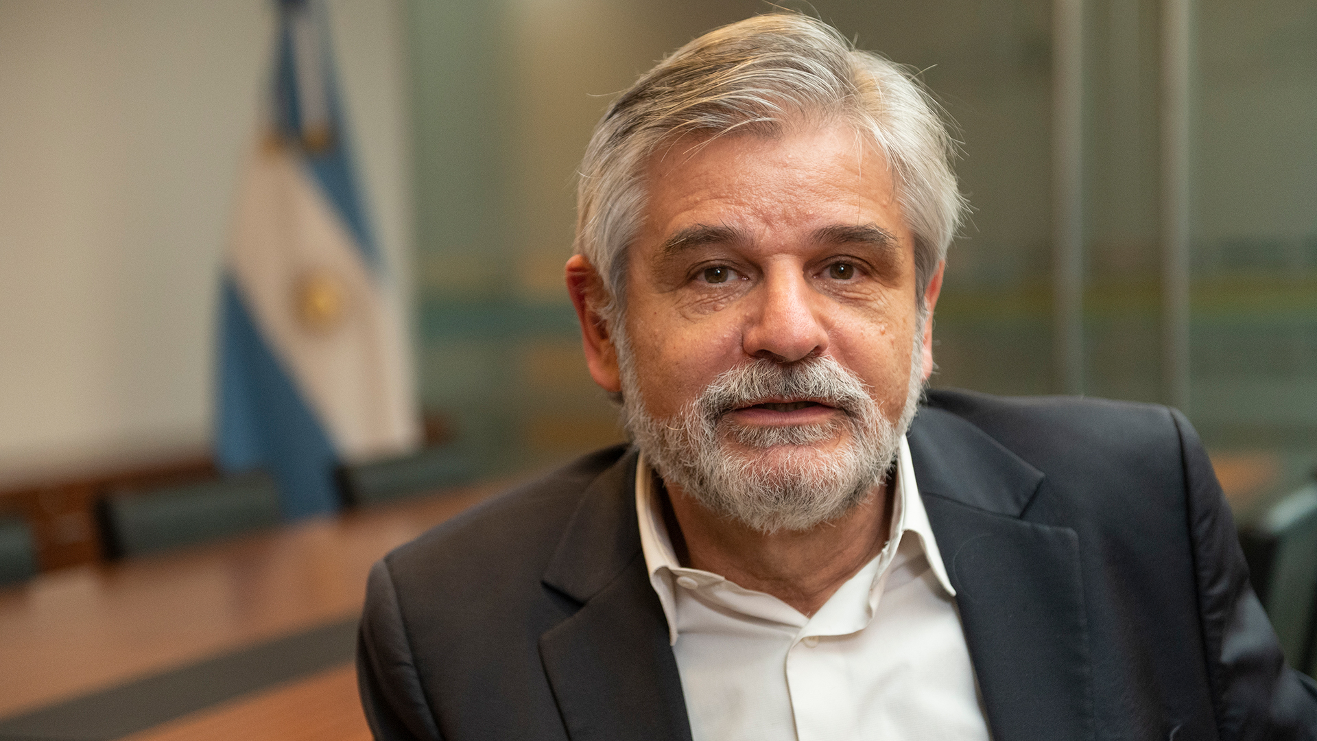 Daniel Filmus brindando declaraciones sobre el cientificidio por el recorte en el sistema científico nacional