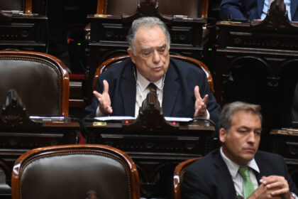 Diputado Eduardo Valdés presentando el proyecto de ley para evitar conflictos bélicos internacionales en el Congreso de la Nación