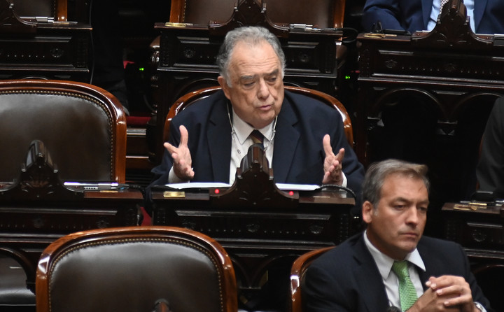 Diputado Eduardo Valdés presentando el proyecto de ley para evitar conflictos bélicos internacionales en el Congreso de la Nación