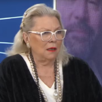 Elisa Carrió brindando una entrevista mientras se analiza el verdadero patrimonio de Adorni ante la Justicia.