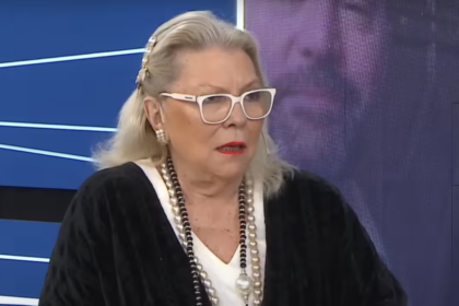 Elisa Carrió brindando una entrevista mientras se analiza el verdadero patrimonio de Adorni ante la Justicia.