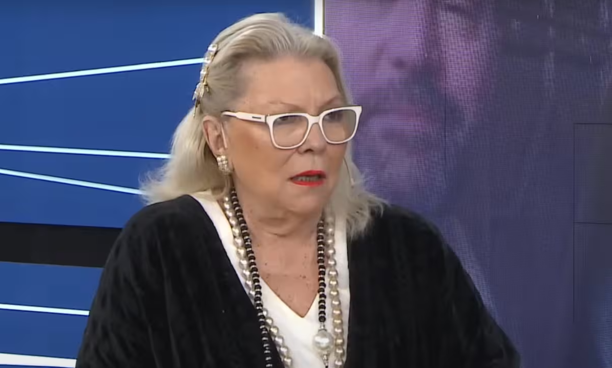 Elisa Carrió brindando una entrevista mientras se analiza el verdadero patrimonio de Adorni ante la Justicia.