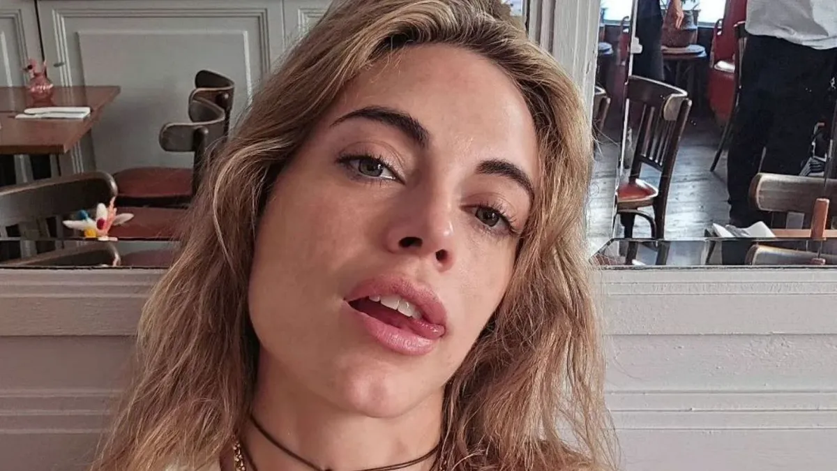 Emilia Attias compartiendo su testimonio sobre los trastornos alimenticios en adolescentes