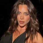 Emilia Attias durante una entrevista de streaming hablando sobre su vínculo con Vázquez y Accardi.