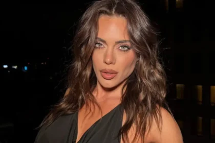 Emilia Attias durante una entrevista de streaming hablando sobre su vínculo con Vázquez y Accardi.