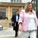 La escribana de Manuel Adorni retirándose de los tribunales de Comodoro Py tras declarar por presunto enriquecimiento ilícito