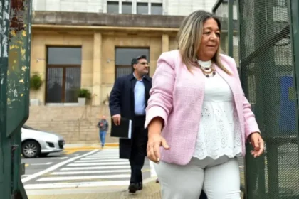 La escribana de Manuel Adorni retirándose de los tribunales de Comodoro Py tras declarar por presunto enriquecimiento ilícito