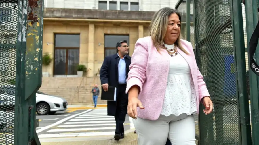 La escribana de Manuel Adorni retirándose de los tribunales de Comodoro Py tras declarar por presunto enriquecimiento ilícito