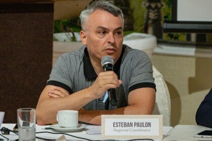 El diputado Esteban Paulón brindando declaraciones sobre la investigación judicial y el patrimonio de Manuel Adorni.