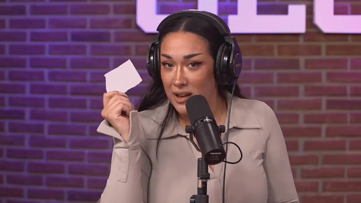 Evelyn Botto sonriendo mientras relata la promesa de Carmen Barbieri en el programa de radio