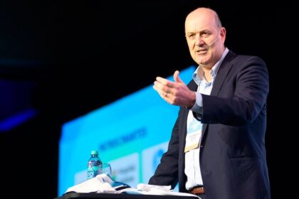 Federico Sturzenegger analizando el asedio mediático al Gobierno y las reformas económicas de Javier Milei.